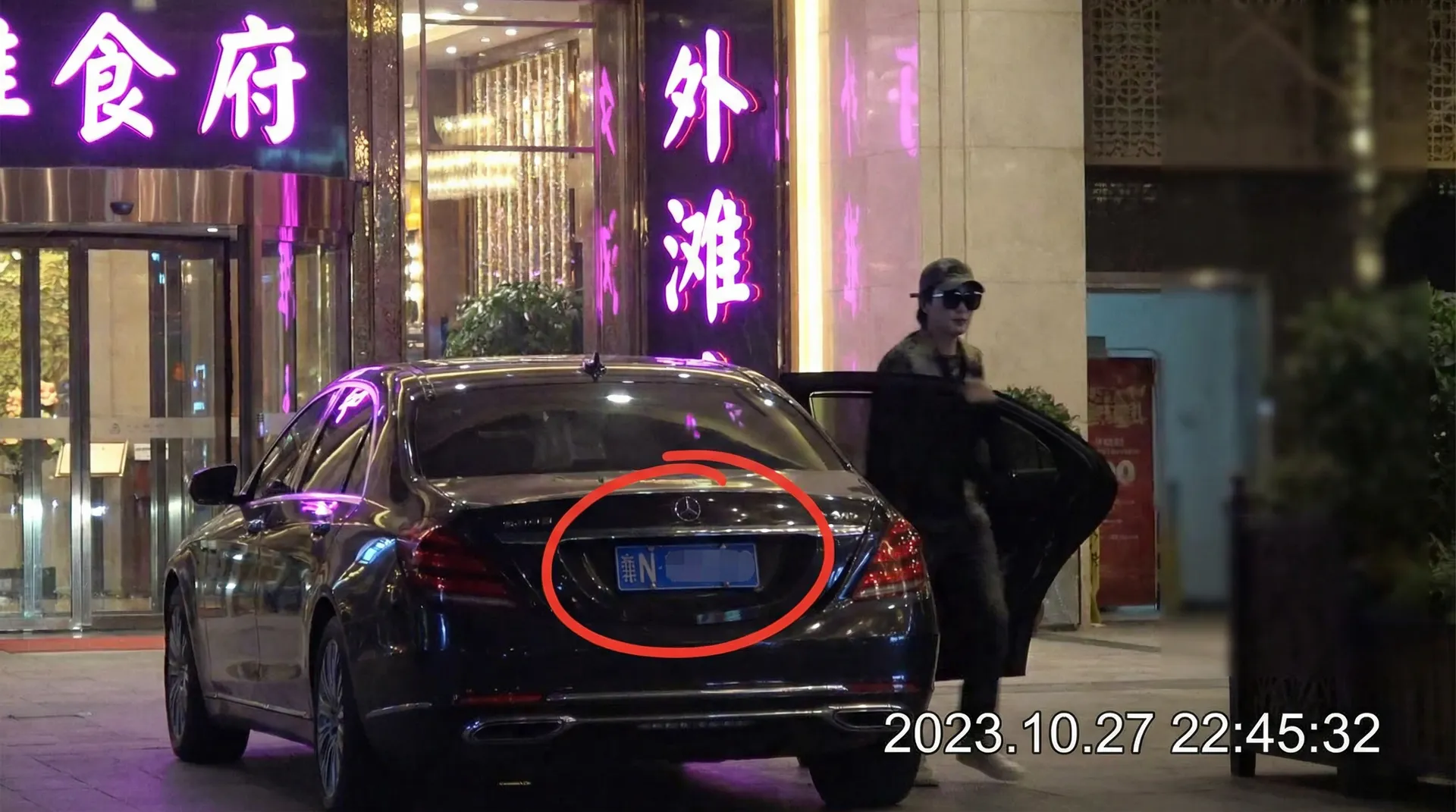 极品美女 - 豪车餐厅外被拍